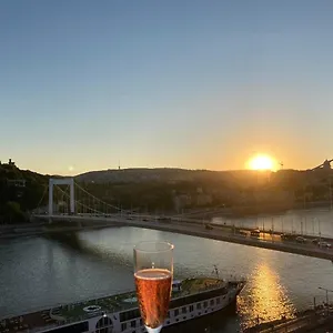 Riverside Flat With King Castle View , Budapest Hungría